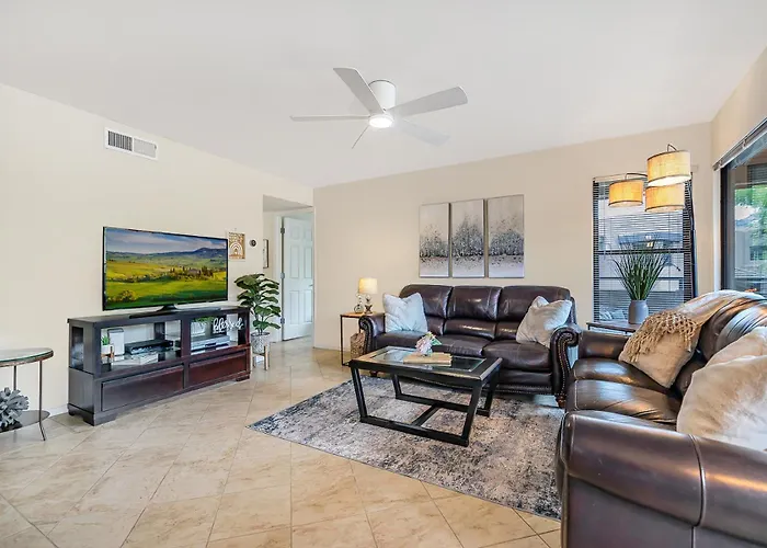 Spacious Tucson Retreat 3 King Beds Poolsspas, Mountain Views, Hikinggolf