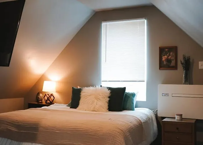 King Bed - Top Floor Penthouse