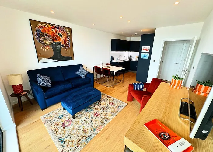 Stunning Beach Front Apartment With Sea Views, Free Parking & Balcony