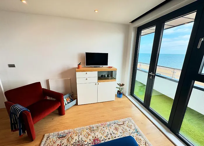 Stunning Beach Front Apartment With Sea Views, Free Parking & Balcony