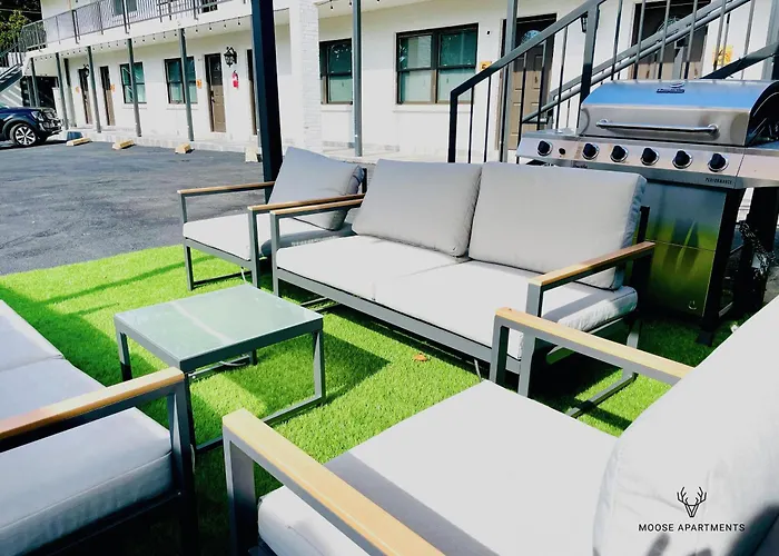 Modern Luxe Loft With Free Parking And Super Fast Wifi