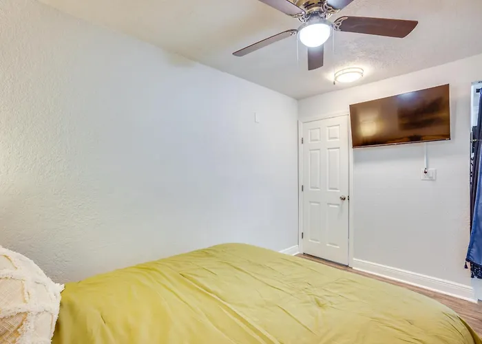 < 1 Mi To Downtown Conroe: Charming Apartment