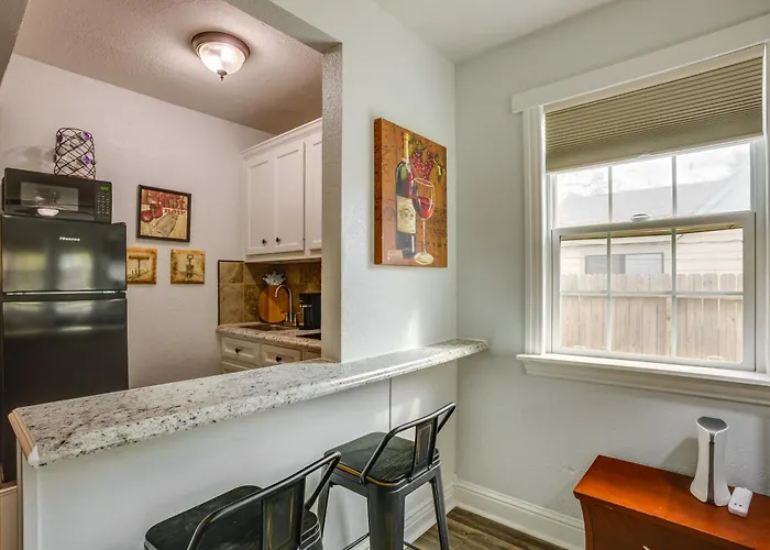 < 1 Mi To Downtown Conroe: Charming Apartment
