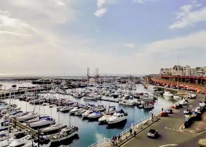 Sohot Stays Beach Haven Apt With Sea Views A Balcony & Free Parking