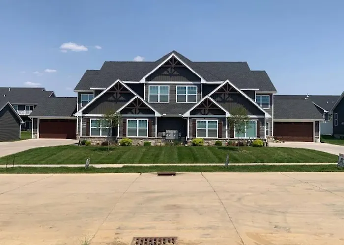 Main Floor Cozy 2 Bedroom Condo In Bettendorf
