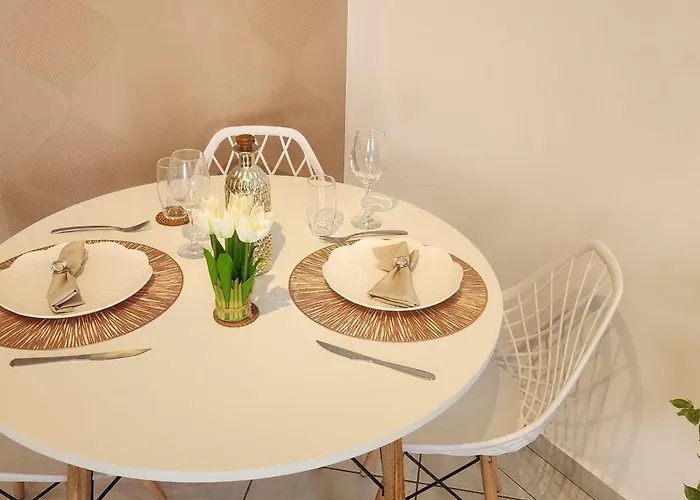 50 m do mar, 3 dorm, sacada com vista mar, pitangueiras, vaga de garagem, Pet friendly, berço