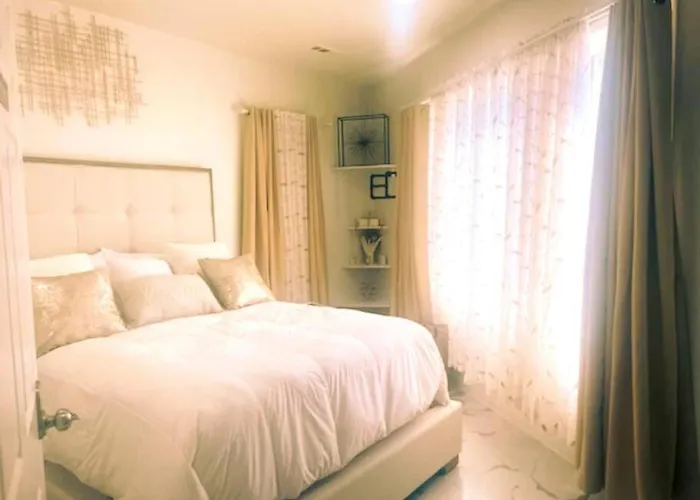 Beautiful Queen Luxury Suite Near Downtown Norfolk