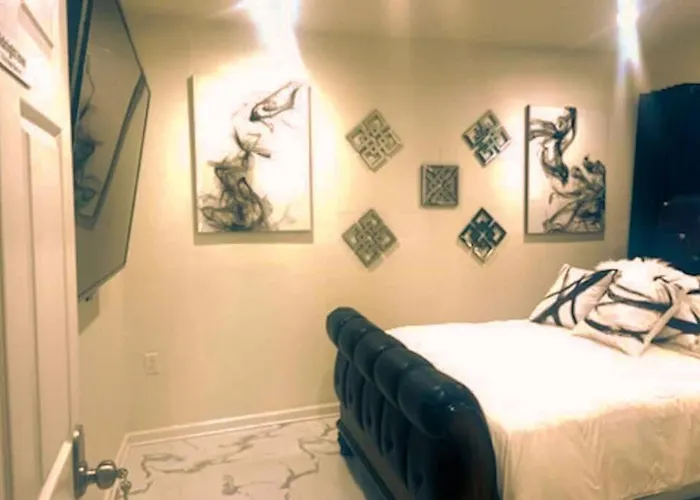 Beautiful Queen Luxury Suite Near Downtown Norfolk