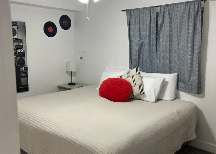 Red Hen Rental - 2 Bed With 1 Full Bath 1 Half Bath Full Kitchen