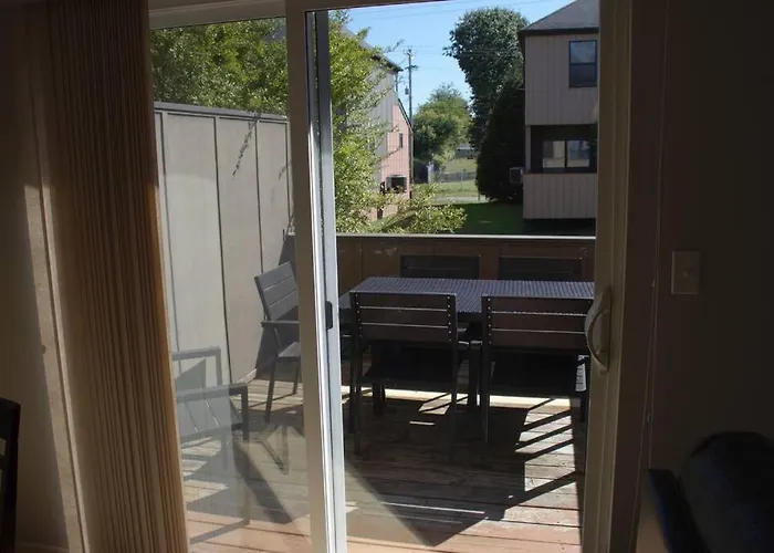 Athens City Townhouse, 2 King Masters, 2.5 Baths
