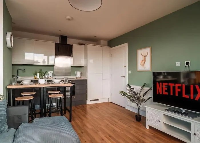 Newley Decorated Central Maidstone Flat, Sleeps 4