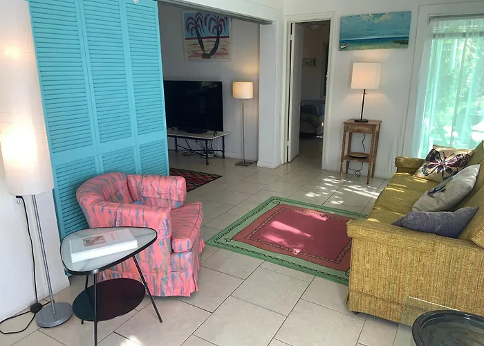 Hibiscus Cottage - Downtown And Steps To The Beach!