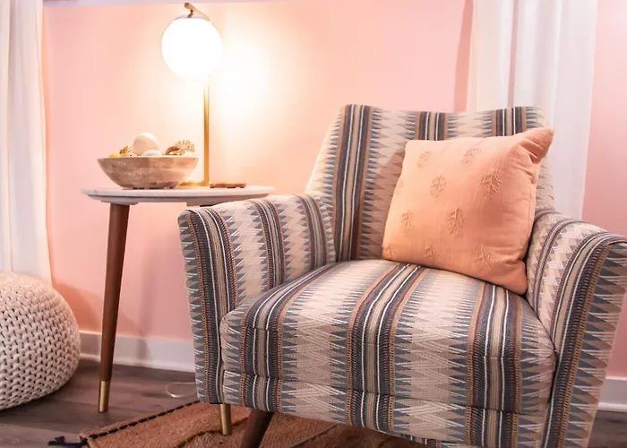1 Chic & Cozy Retreat Walk To Ku/Mass/Dining!