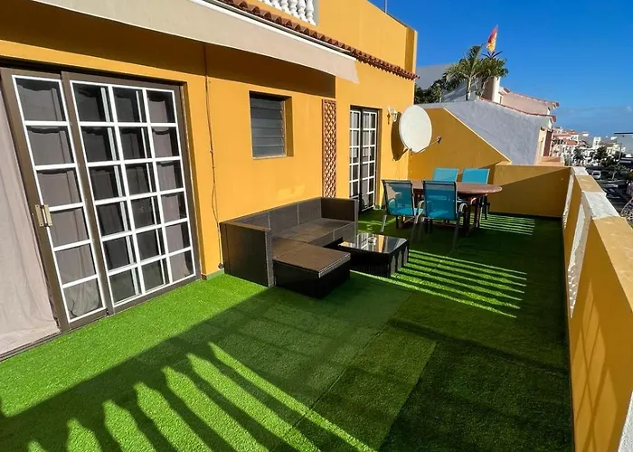 Grosse Terrasse Mit Esstisch, Markise. Einfach