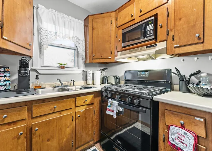 Sleeps 5 Near Ferry, Train To Boston And Downtown 3Br Apartment