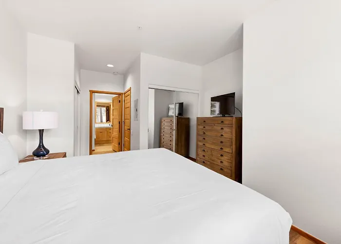 Palisades Tahoe Lodge Rentals Two Bedroom #705