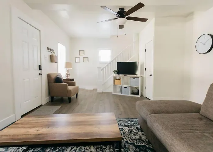 Beautiful Cape Cod House In Central Location