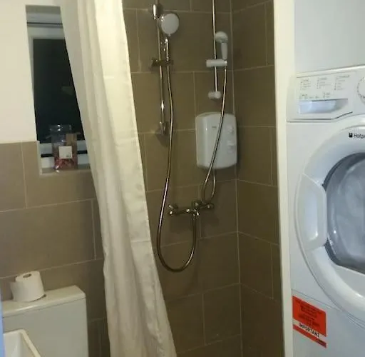 Lovely 1 Bed Flat With Good Transport Links.