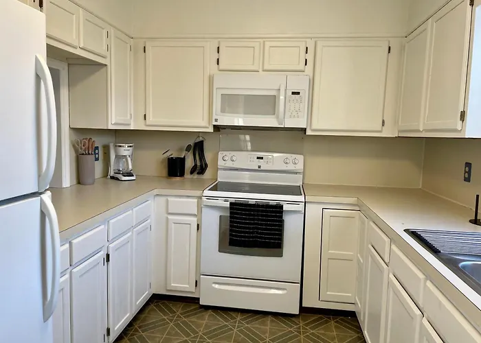 Charming Condo Near Wfu And Hospitals, Full Kitchen, Strong Wifi, In-Unit Laundry