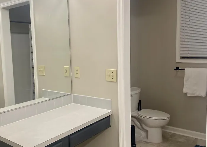 Charming Condo Near Wfu And Hospitals, Full Kitchen, Strong Wifi, In-Unit Laundry