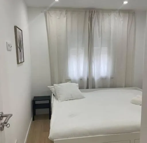 Lovely 2 Bedroom Apartment In South Lisbon