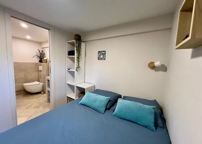 Studio With Private Car Park And Air Con