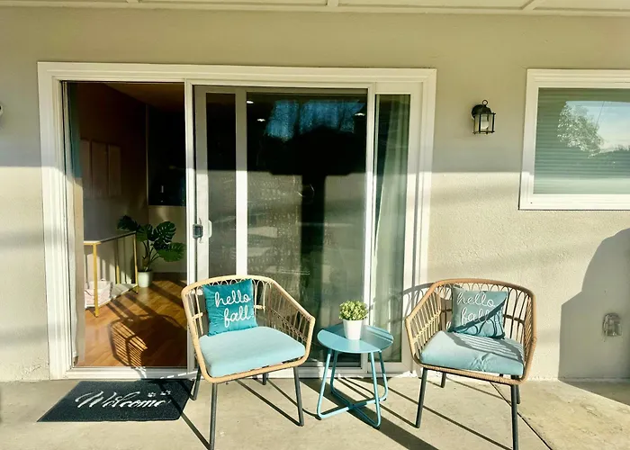 Chic Home With Expansive Backyard- Duplex Back Unit2