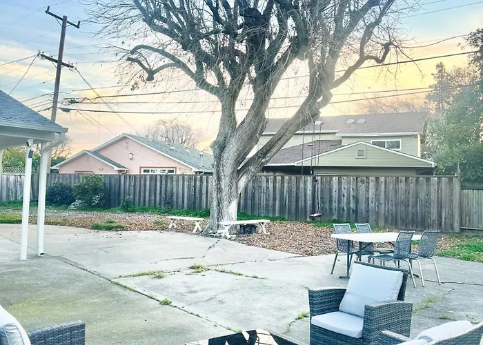 Chic Home With Expansive Backyard- Duplex Back Unit2