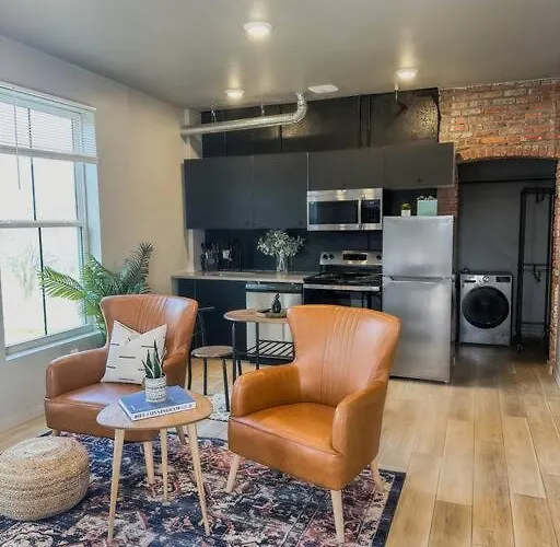 Stylish Studio-Free Parking, Prime Location