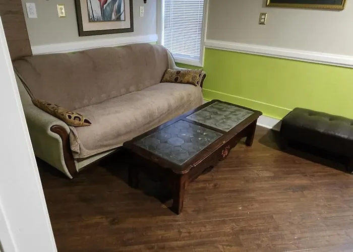 One Bedroom Few Blocks From The Beach And Tropicana Casino