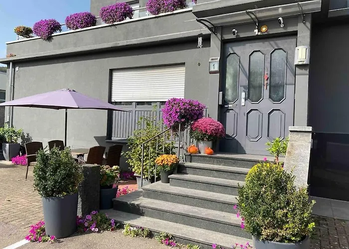 Preiswertes Stilvolles Zimmer Im Privaten Haus Mit Grossem Schoenem Modernem Gemeinschaft Badenzimmer
