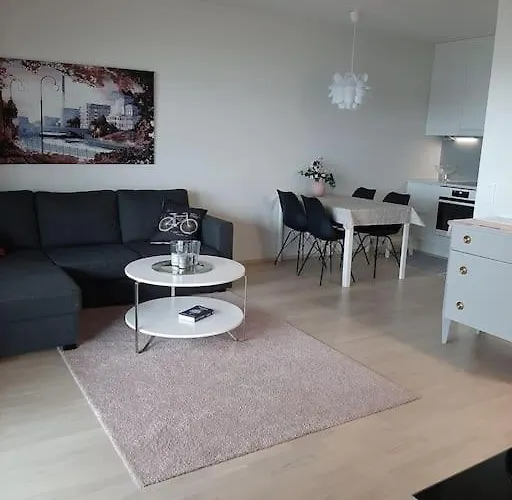 Upea Kaksio Naesijaerven Rannalla
