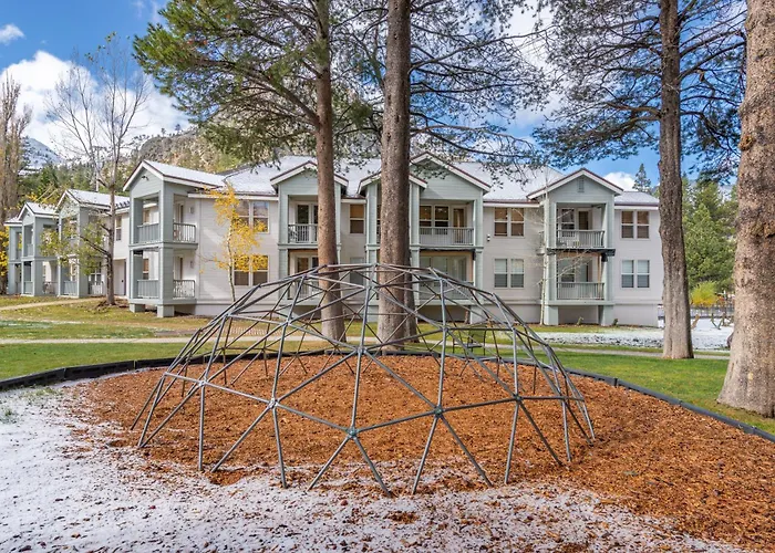 Top Floor Spacious Condo A+ Location Views Hot-Tub