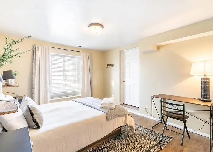 Spacious 3Br Basement Apt Near Airport, Work, Ski