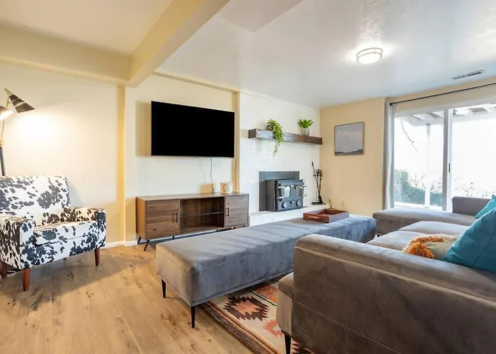 Spacious 3Br Basement Apt Near Airport, Work, Ski