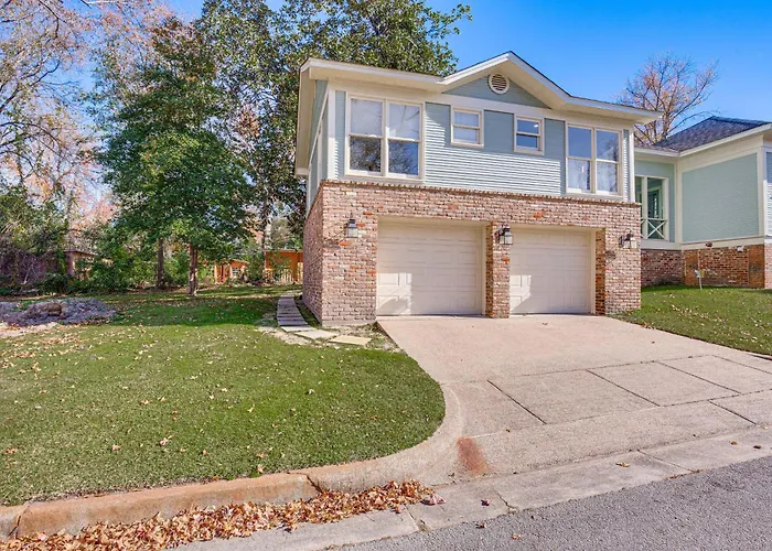 2 Mi To Tyler Rose Garden: Vibrant Apartment!