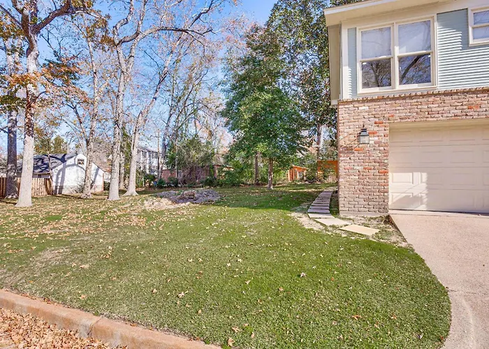 2 Mi To Tyler Rose Garden: Vibrant Apartment!