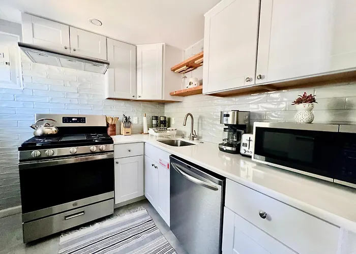 Ultra Modern - Entire 3 Bedroom Apartment - 5 Min Walk To The Beach