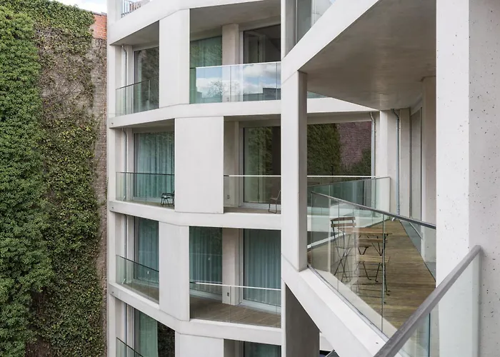 Carlotta Apartments
