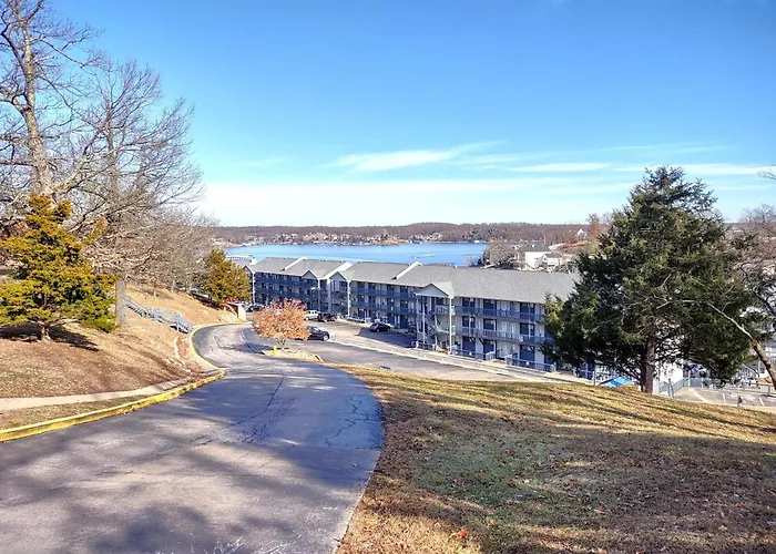 F Lakefront! Remodeled, Sleeps 4, Boat Slip, Patio, Wifi, Cable, Pool