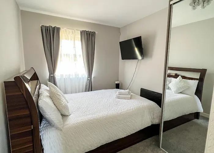 2 Bedroom Apartment Home Away From Home - Edgware, London