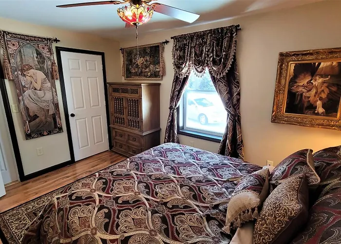 The Sovereign Suite - Cozy And Convenient With Home Theater