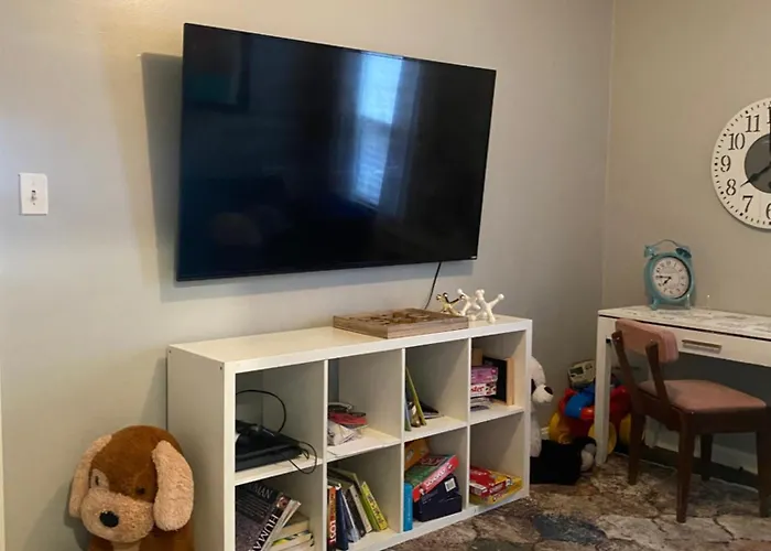 Peace of Cleveland: Pet-Friendly 2BR with Study