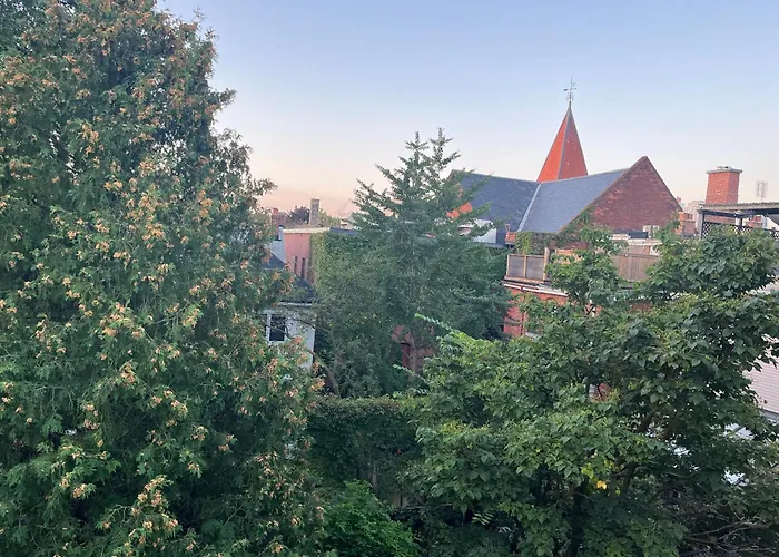 Bright Private Suite In Cabbagetown, Steps To Shops & Downtown Toronto