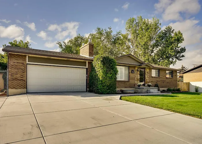 Updated Ranch Apartment W/ Deck - 9 Mi To Downtown