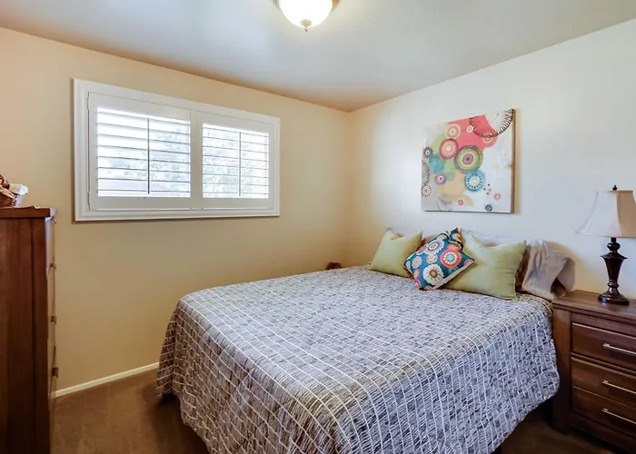 Updated Ranch Apartment W/ Deck - 9 Mi To Downtown