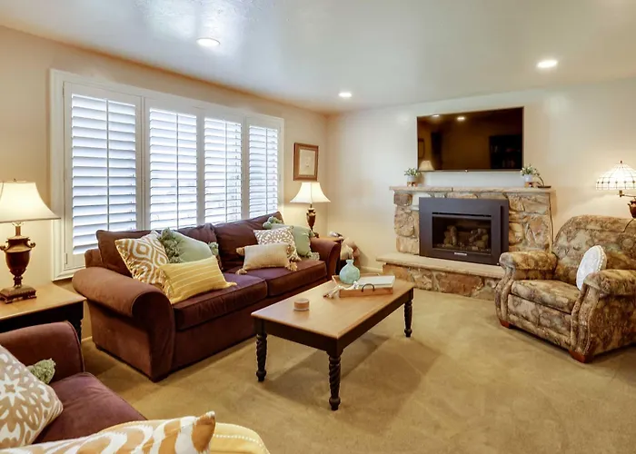 Updated Ranch Apartment W/ Deck - 9 Mi To Downtown