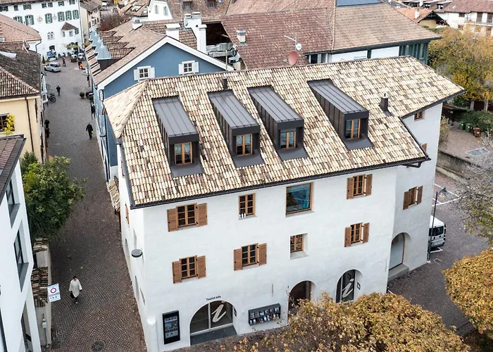Schmitte am Sonnenwirtsplatz: Eppan's Hiking and Cycling Haven