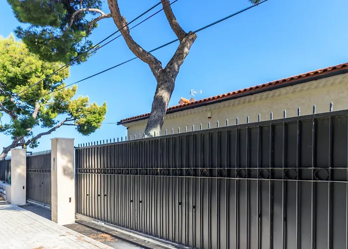 Sea View Apartment With Private Secure Parking 3