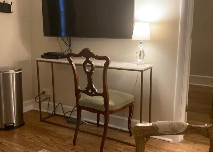 Pineapple House, Cozy Garden Apartment, City Center! Marble-Tiled Bathroom! Free Parking!